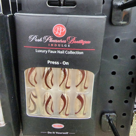 Luxury Faux Nail Collection - Picture 6 of 6